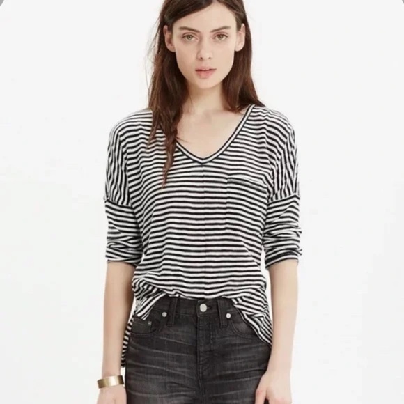 Madewell Tops - Madewell Melody Pocket Tee in Stripe w/ front pocket. Size Medium